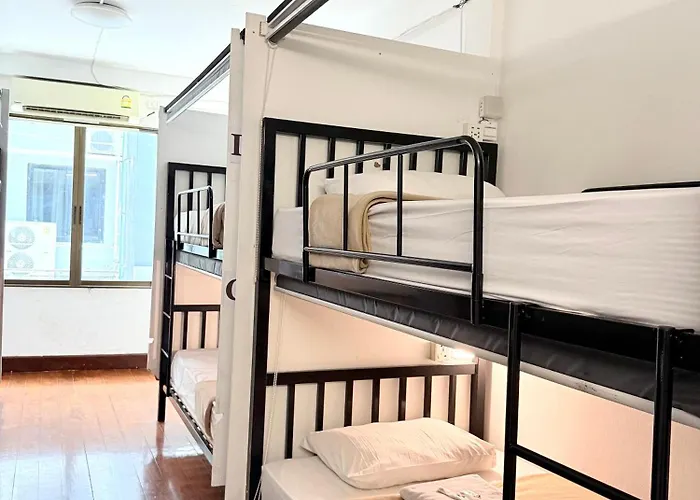 Bed At 18 Asoke Хостел *